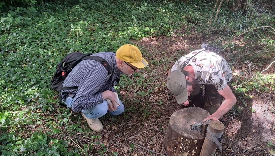 Arjan Berben (l.) en Jonathan van Deelen controleren een wildcamera /  Foto: Rudmer Visser