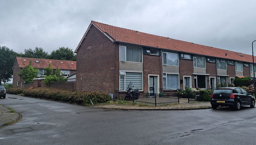 Wijk in het noorden van Breda. Huiszwaluwen broeden op de kopse kant van de huizen / Arjan Berben