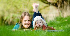 Moeder en baby in gras / Vilda