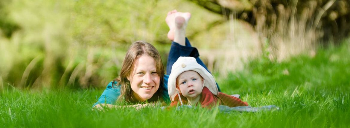 Moeder en baby in gras / Vilda
