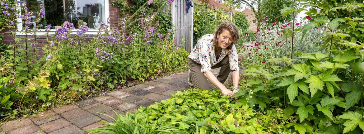 Linda Louwissen in haar vogeltuin