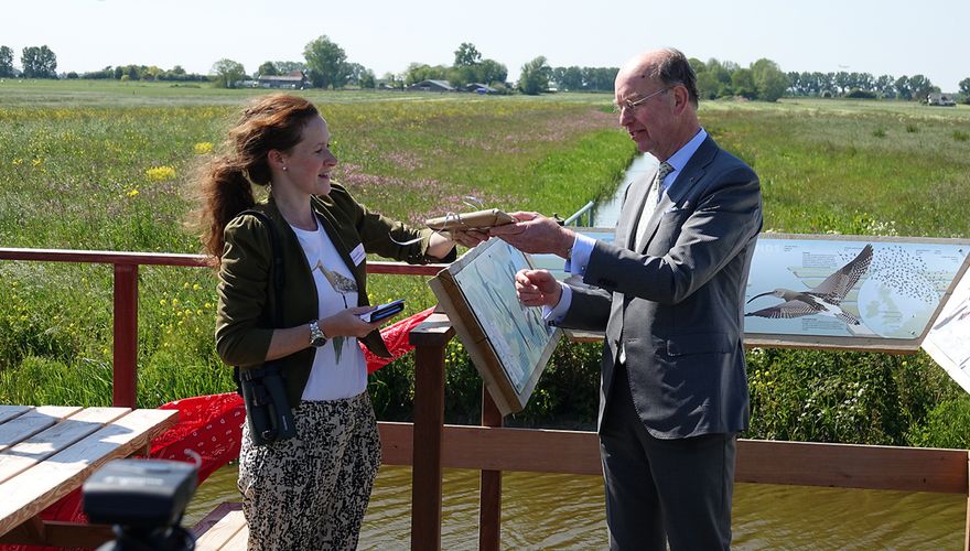 Opening weidevogelboulevard: Celine Roodhart en Bas Eenhoorn, burgemeester Amstelveen