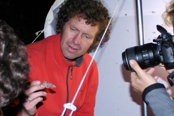 Het maken van een foto van een nachtvlinder.