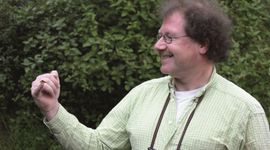 Theo Verstrael met veldparelmoervlinder