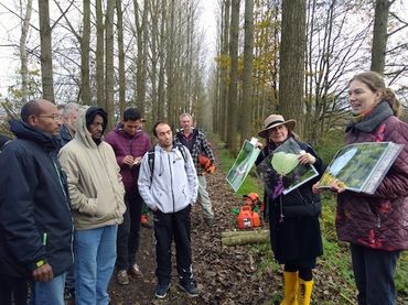 Jolan van Herwaarden van Natuurwerkgroep Liempde en Gerdien Bos-Groenendijk van Vlinderstichting vertellen de vluchtelingen over de vlinders. Foto: Jesper Buursink